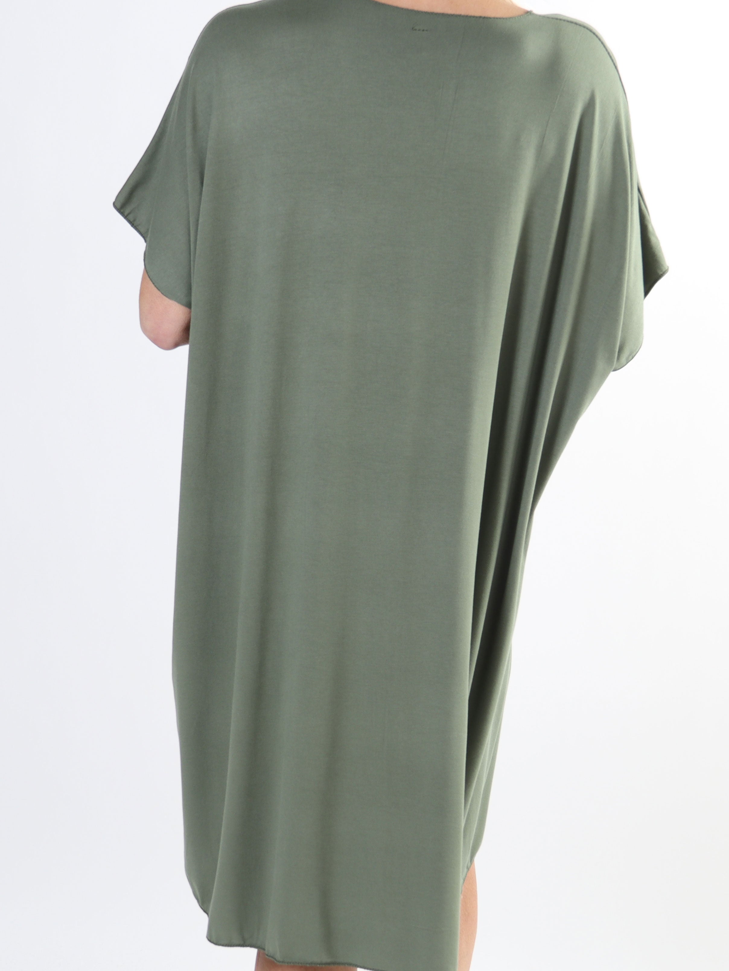 Ellen - T-shirtklänning i viskos med guldtryck i plusstorlek